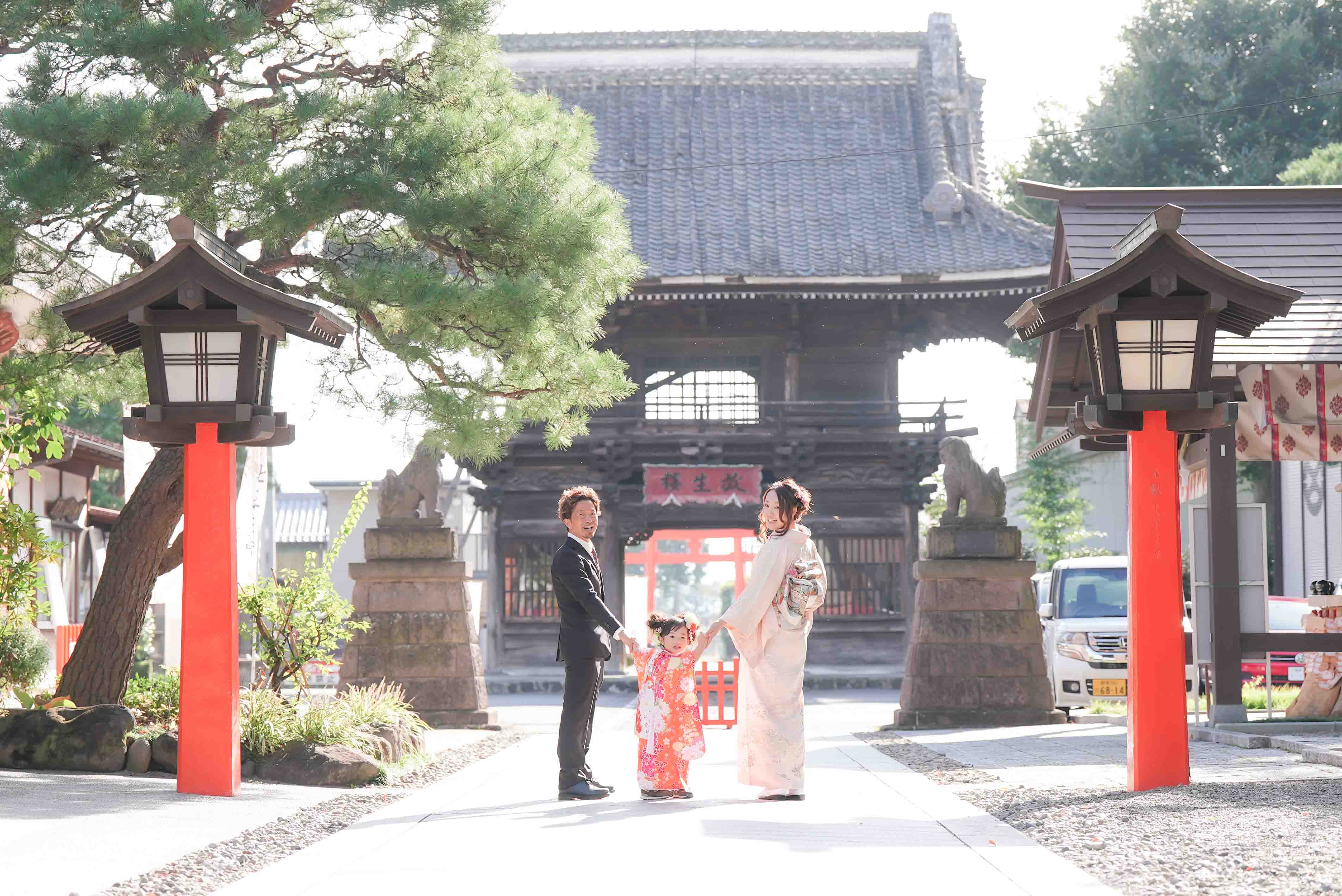 七五三の晴れ着姿で神社を訪れた家族3人を写したFlog Filmの家族写真