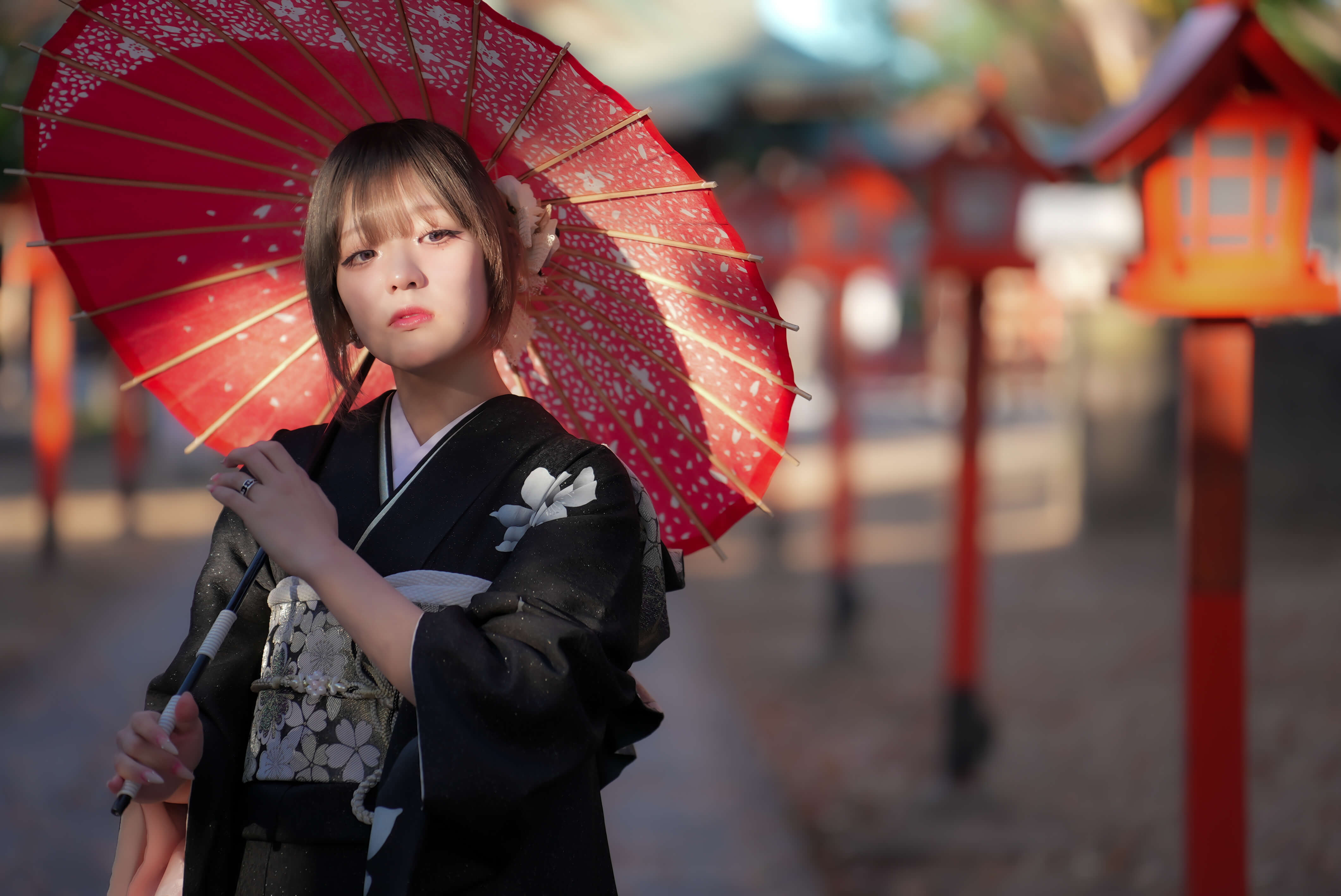 赤い和傘を手にした着物姿の女性を写したFlog Filmのギャラリー作品