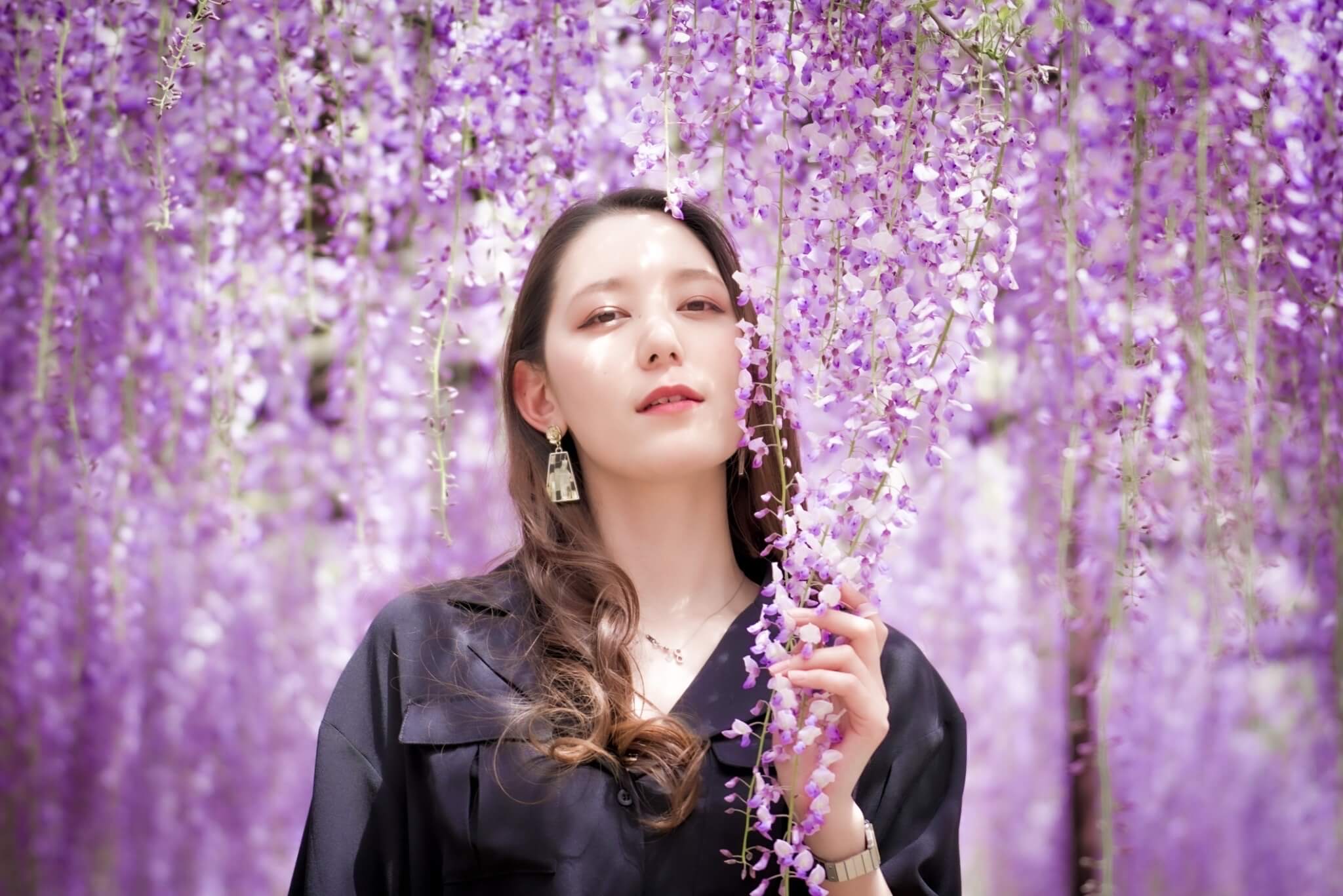 満開の藤の花に囲まれた女性を写したFlog Filmのギャラリー作品