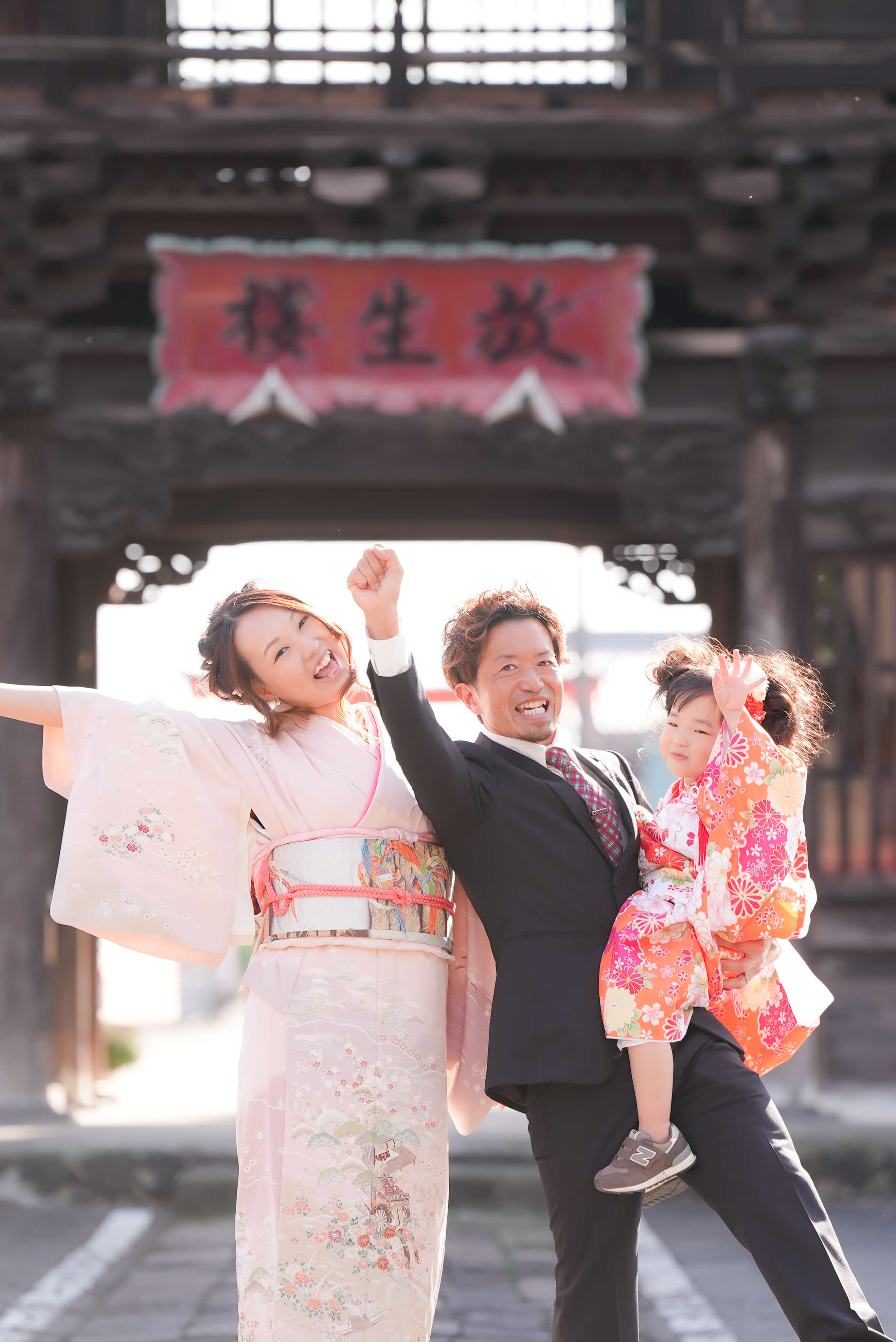 着物姿の家族が神社の門前で笑顔を見せるFlog Filmの記念写真